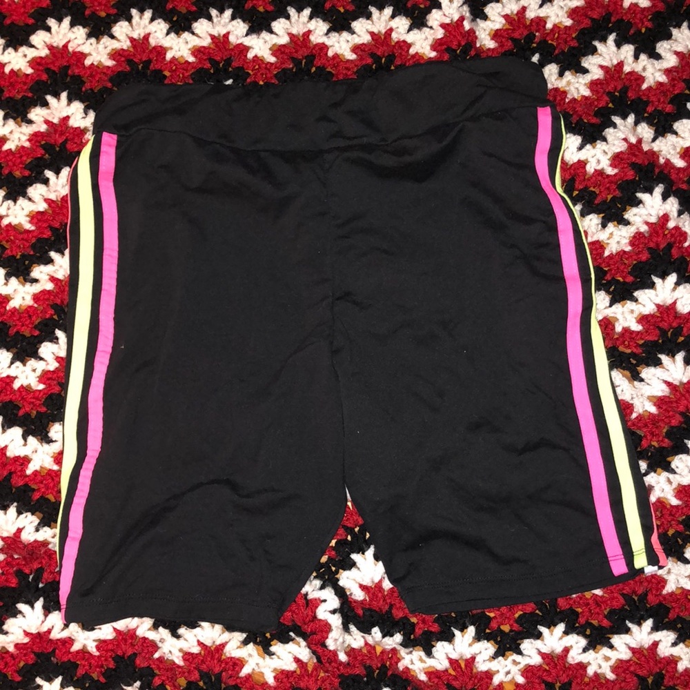 Biker shorts with neon colors on the side